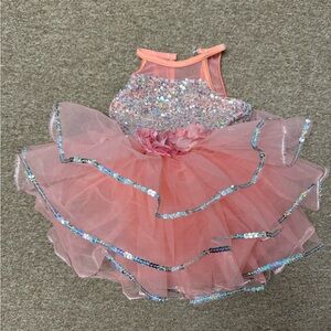 Peachy pink dance recital costume, like new condition. Size XSC